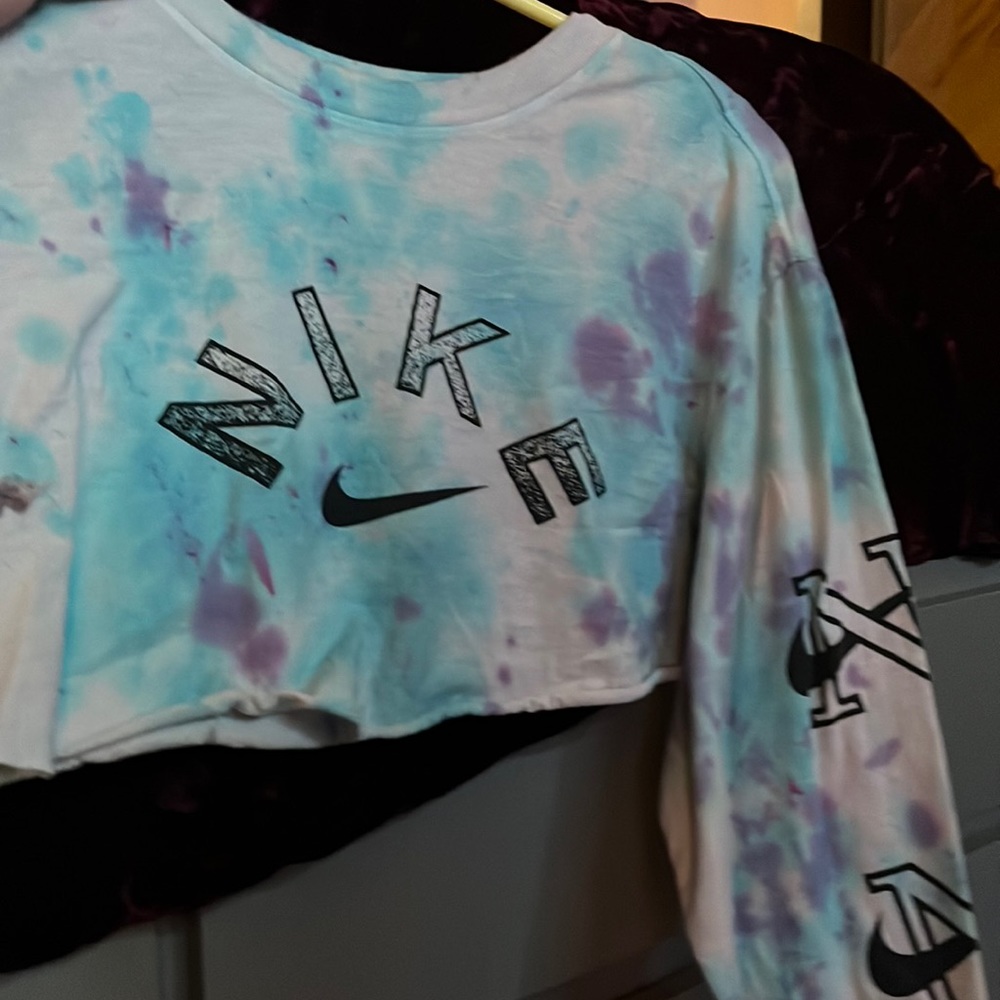 nike crop top not brand new worn quite a few but in good condition not worn out